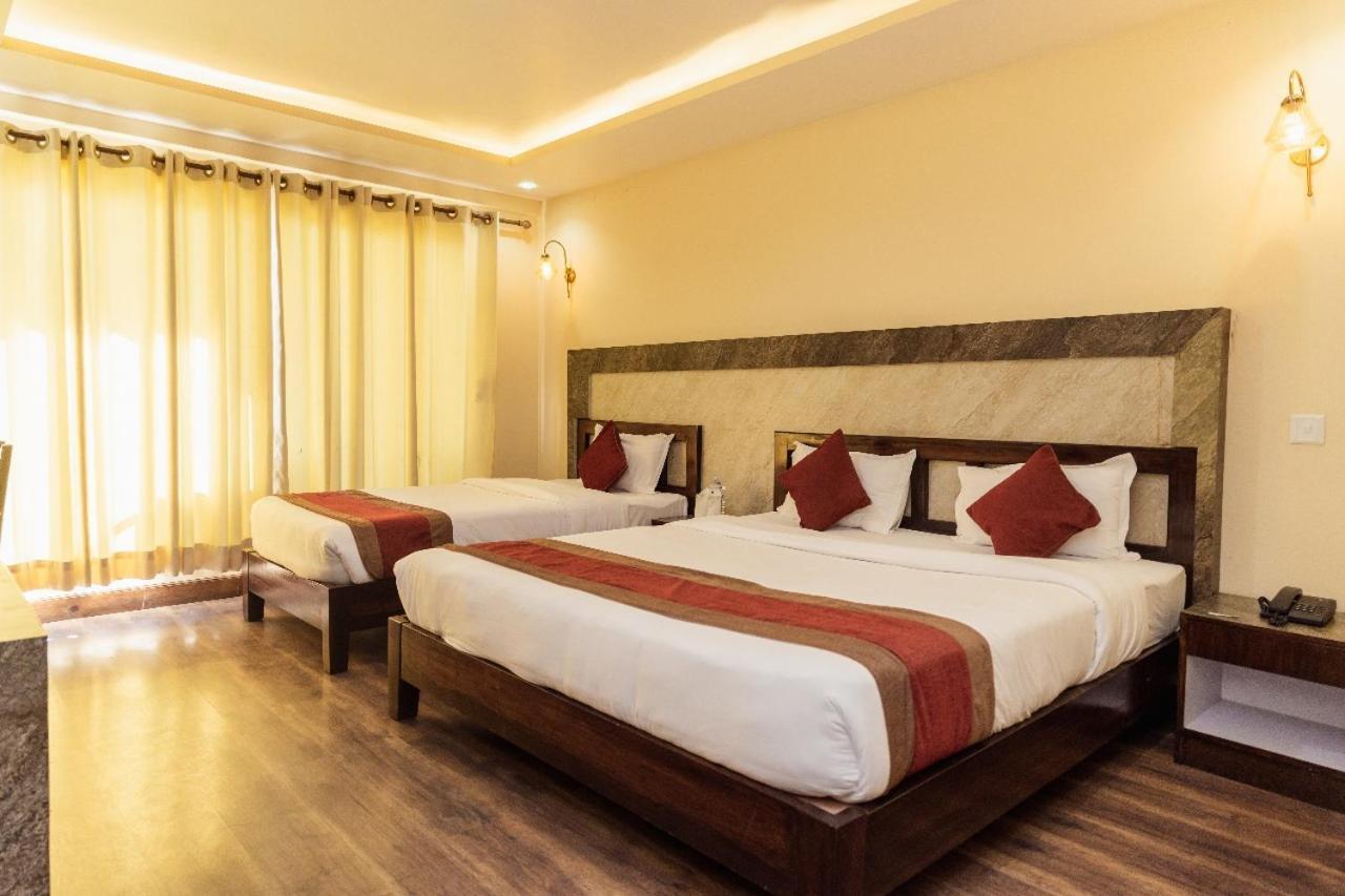 Hotel Chautari Pvt Ltd Нагаркот Екстериор снимка